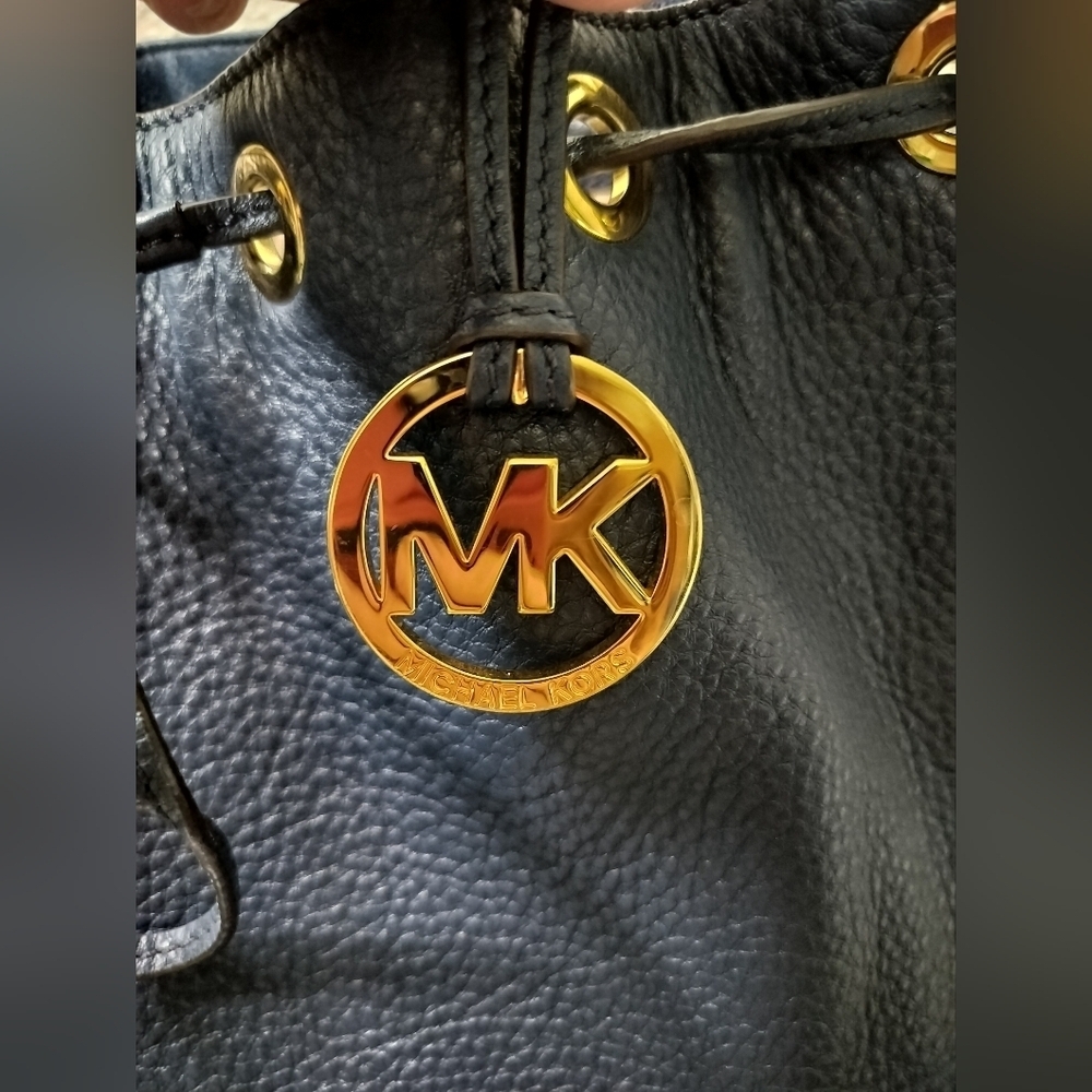 2385) Michael Kors Jules Navy Pebbled Leather Drawstring Shoulder Bag - Picture 7 of 11